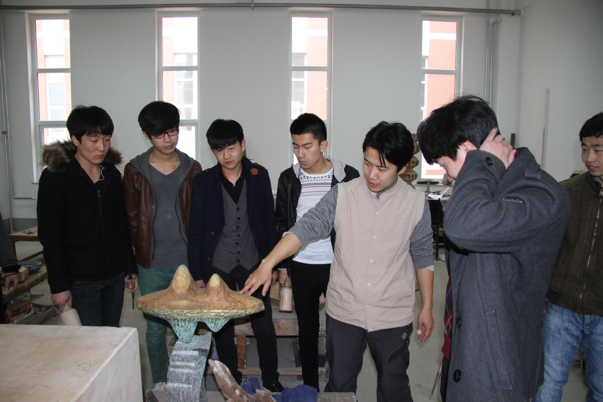王岩老师指导木质雕塑.JPG